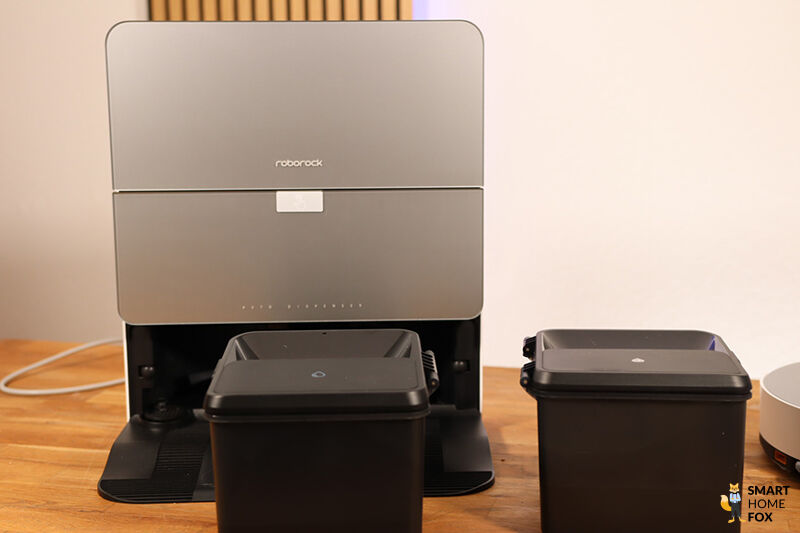 Schmutzbehaelter und Roborock Saros 10 in der Nahaufnahme